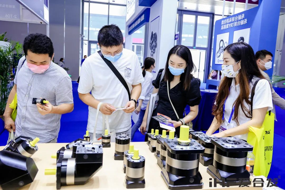 精神飽滿(mǎn)的觀(guān)展客戶(hù) 精神飽滿(mǎn)的觀(guān)展客戶(hù)