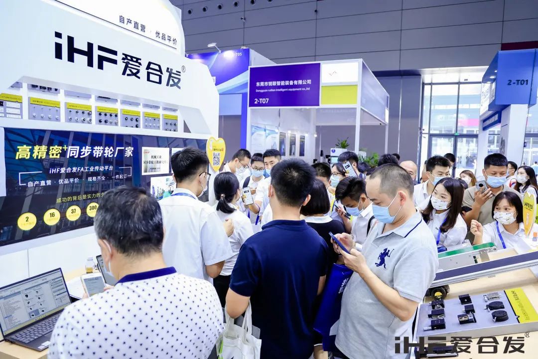 精神飽滿(mǎn)的觀(guān)展客戶(hù) 精神飽滿(mǎn)的觀(guān)展客戶(hù)