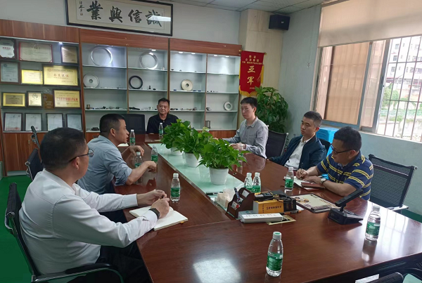 合發(fā)齒輪總經(jīng)理曹小林先生進(jìn)行接待,并做工作匯報 合發(fā)齒輪總經(jīng)理曹小林先生進(jìn)行接待,并做工作匯報