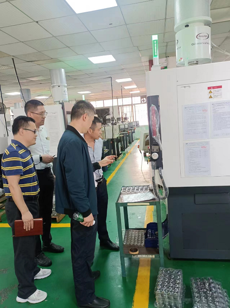 走訪車間,介紹公司經(jīng)營情況 走訪車間,介紹公司經(jīng)營情況