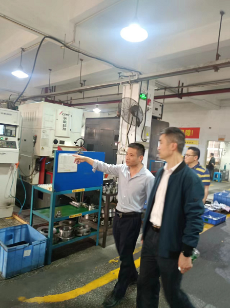 走訪車間,介紹公司經(jīng)營情況 走訪車間,介紹公司經(jīng)營情況